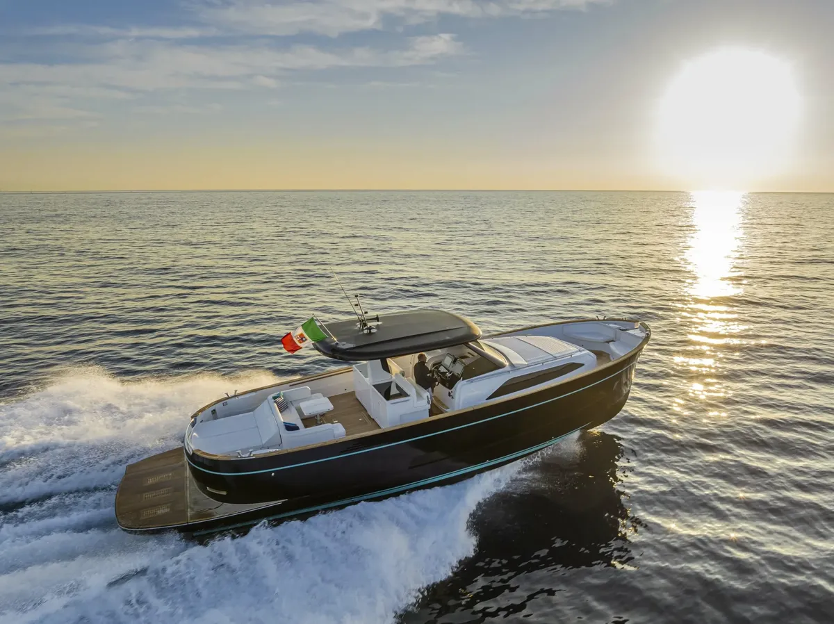 Apreamare Gozzo 45: Boot varend op zee bij zonsondergang