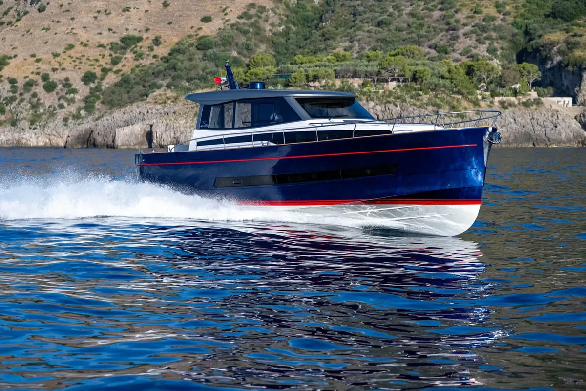 Apreamare Gozzo 48 Cabin: Boot varend op zee
