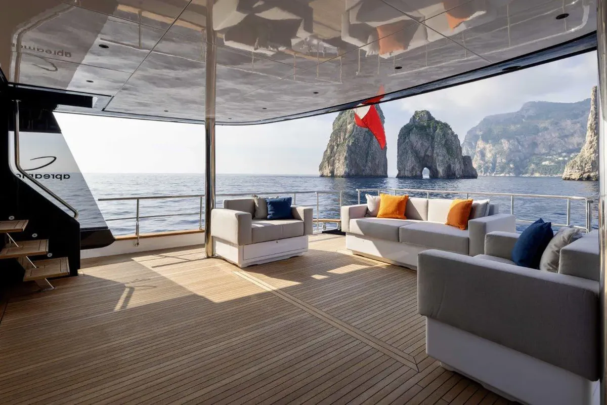 Apreamare Maestro 88: Lounge dek met zeezicht