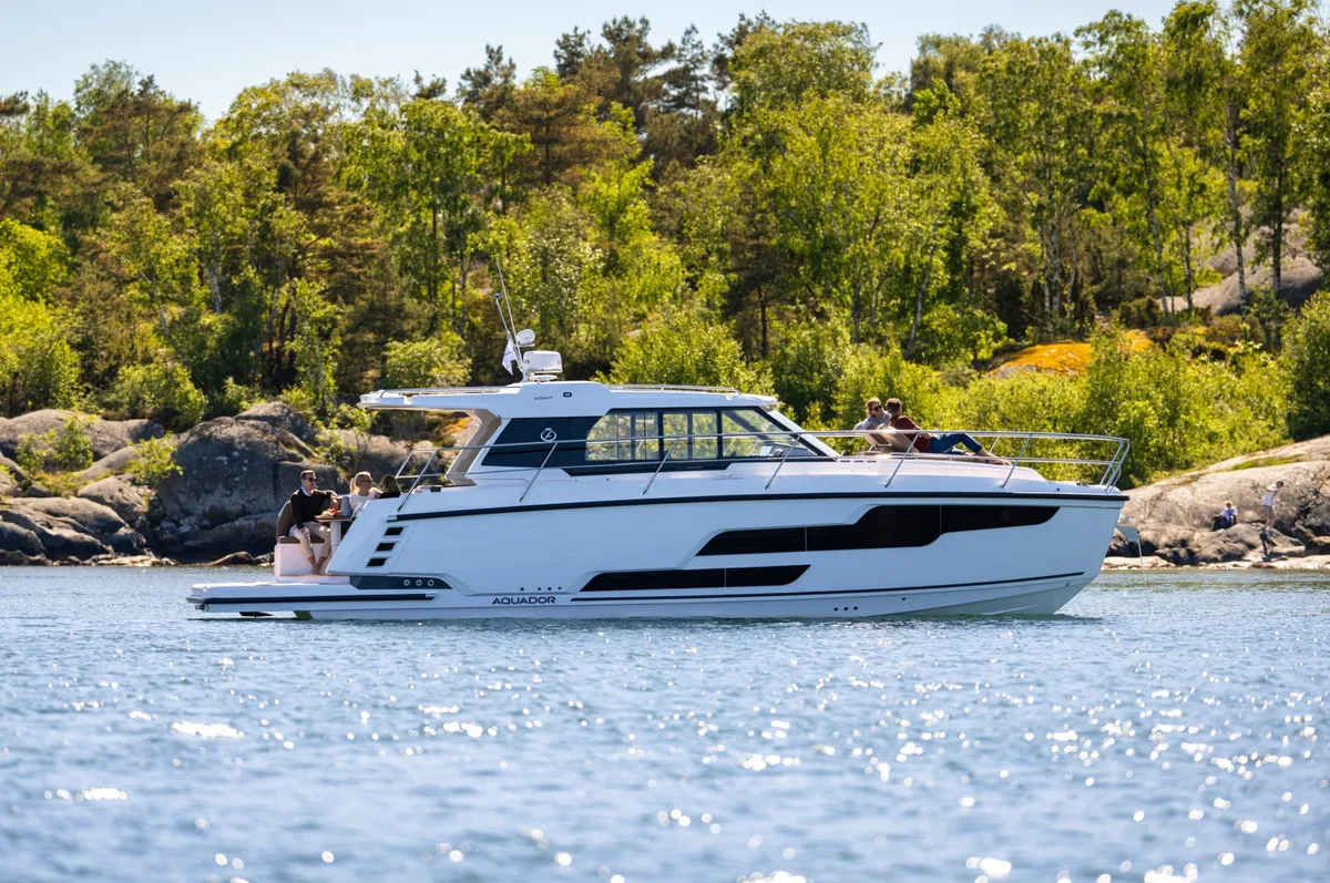 Aquador 400 HT: Boot varend op water