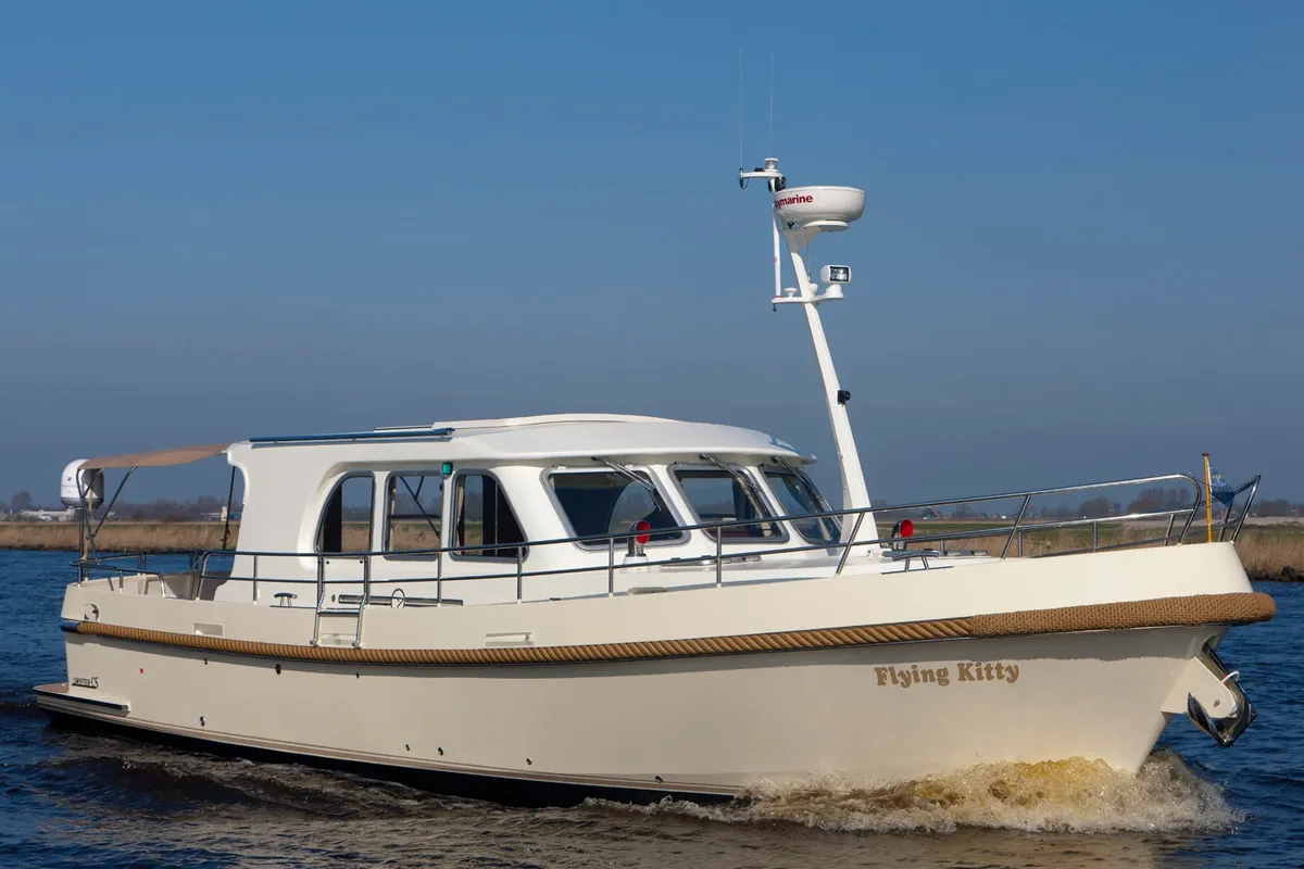 Aquanaut Drifter CS 1200 AK: Motorboot varend op water