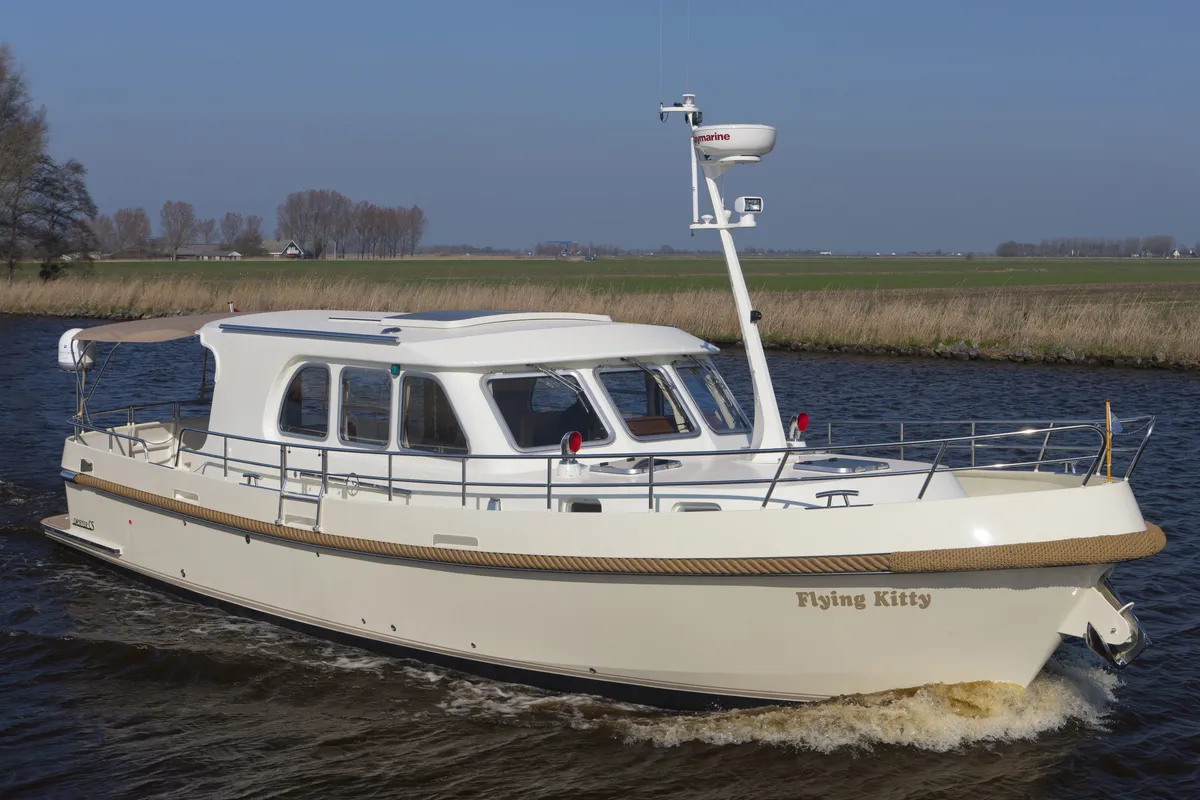 Aquanaut Drifter CS 1200 OK: Stalen motorjacht met open kuip varend op kanaal