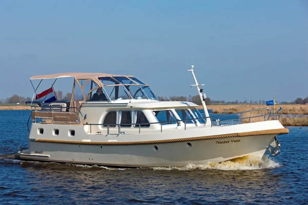 Aquanaut Drifter CS 1300 AK: Motorboot varend op water