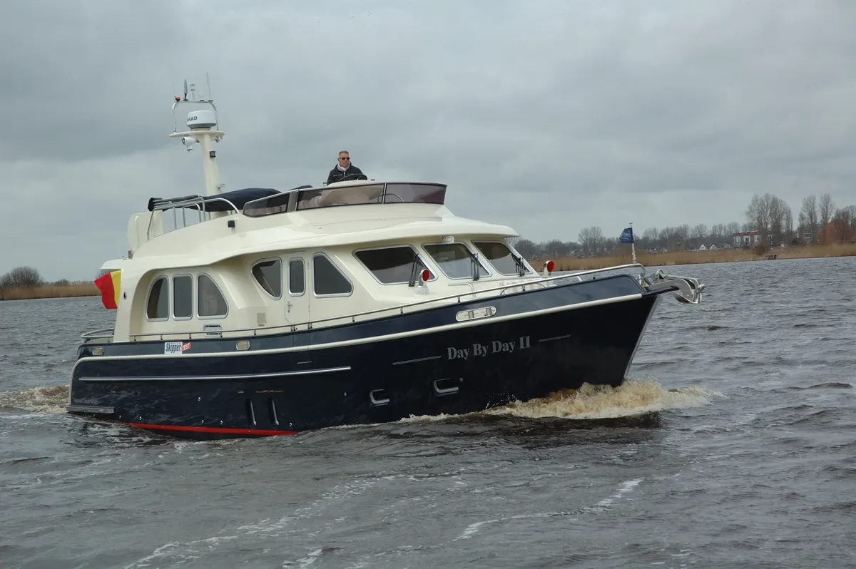 Aquanaut Global Voyager 1350: Motorjacht varend op water