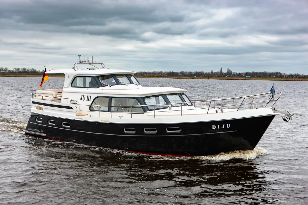 Aquanaut Privilege 460 AC PH: Motorboot varend op water