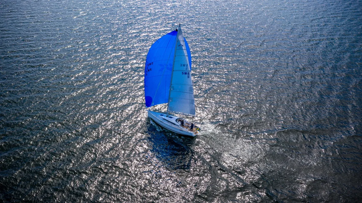 Arcona Yachts 385: Zeilboot met blauwe spinnaker op zee