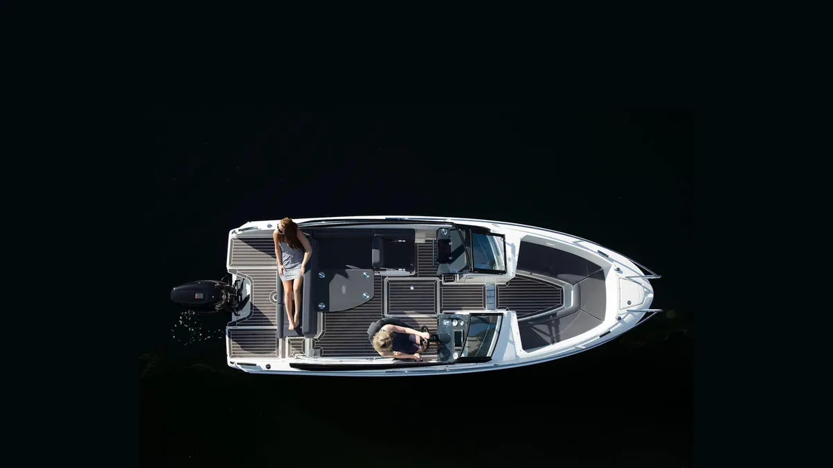Askeladden C61 Bow Rider: Boot van bovenaf met twee personen