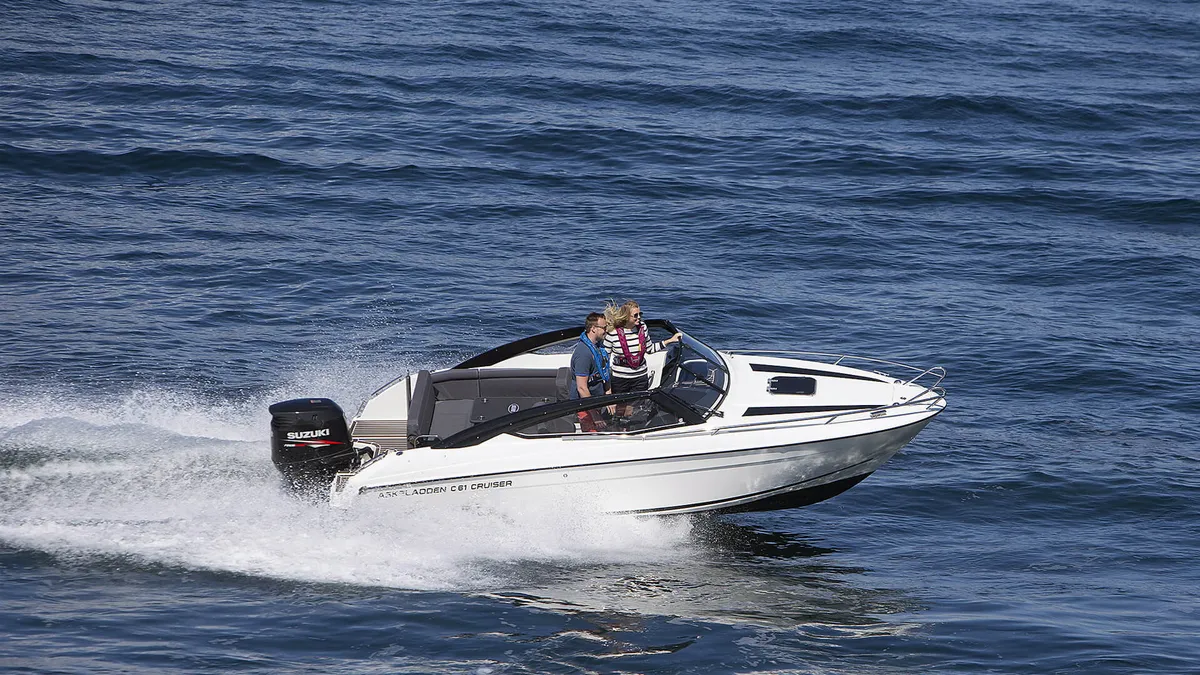 Askeladden C61 Cruiser: Speedboot varend op zee