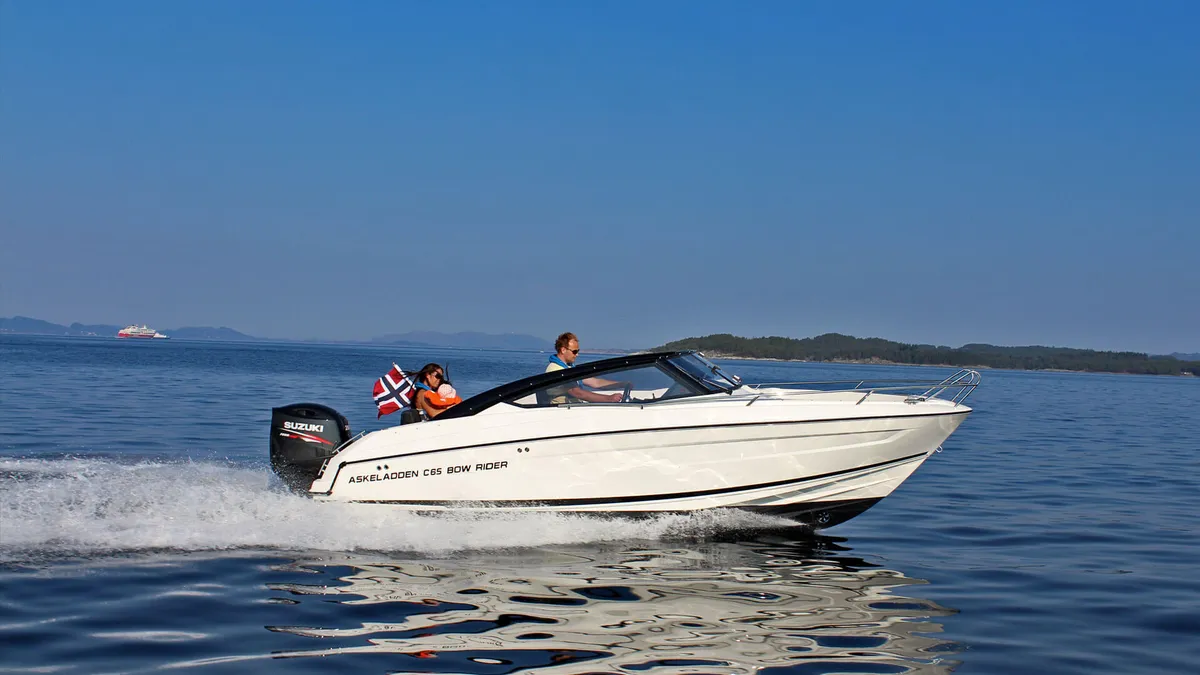 Askeladden C65 Bow Rider: Boot varend op zee