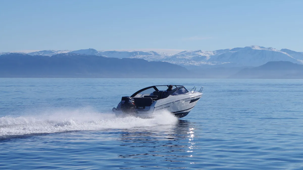 Askeladden C65 Cruiser: Speedboot varend op zee
