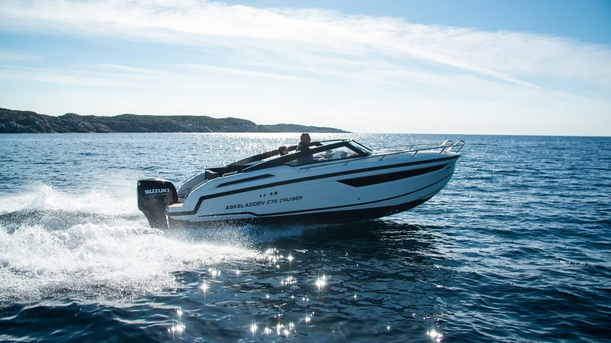 Askeladden C78 Cruiser: Boot varend op zee