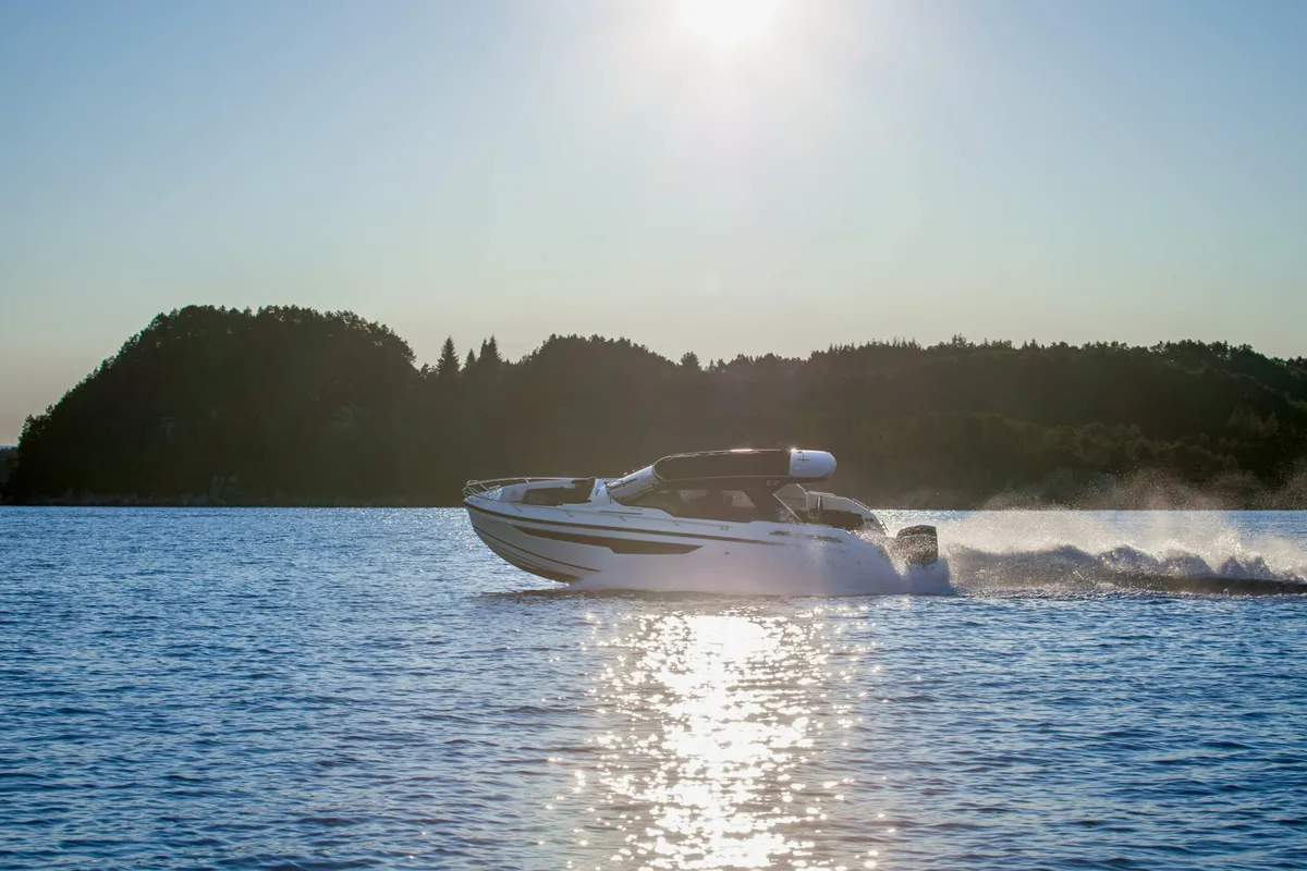 Askeladden C97: Boot varend op water met kielzog
