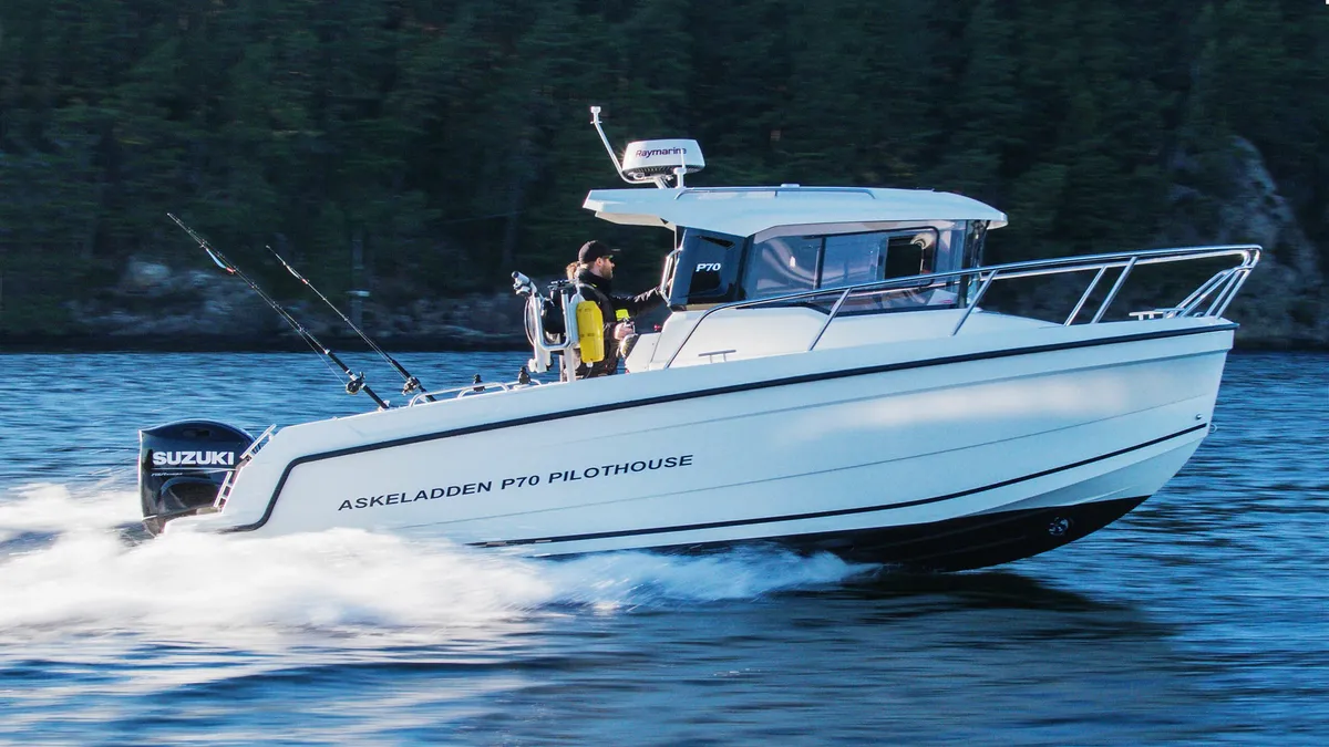 Askeladden P70 Pilothouse: Boot varend op water