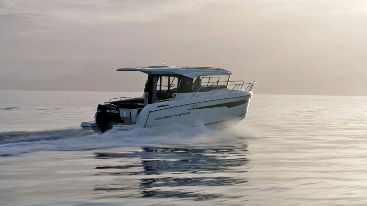 Askeladden P76 Weekend: Boot varend op zee