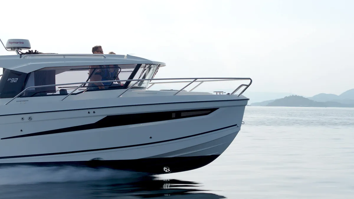 Askeladden P92 SUV: Boot varend op zee