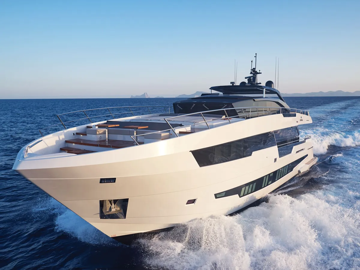 Astondoa 100 Century: Jacht varend op zee