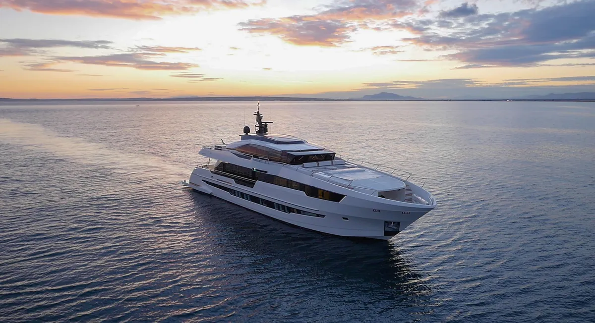 Astondoa 110 Century: Jacht varend op zee bij zonsondergang
