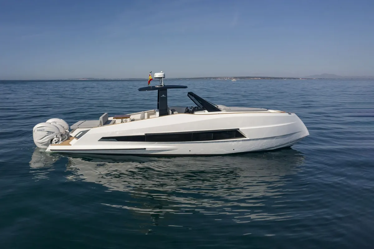 Astondoa 377 Coupe Outboard: Witte boot varend op zee