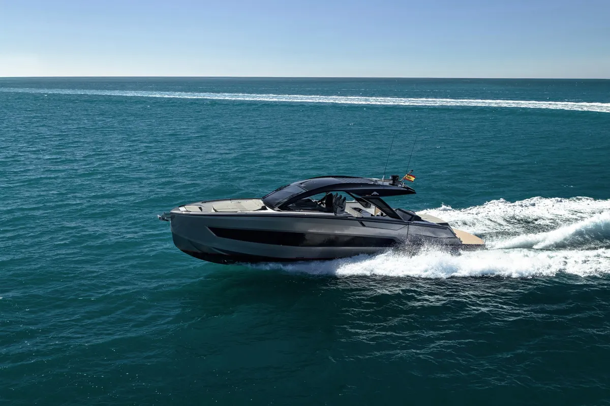 Astondoa 577 Coupe: Boot varend op zee