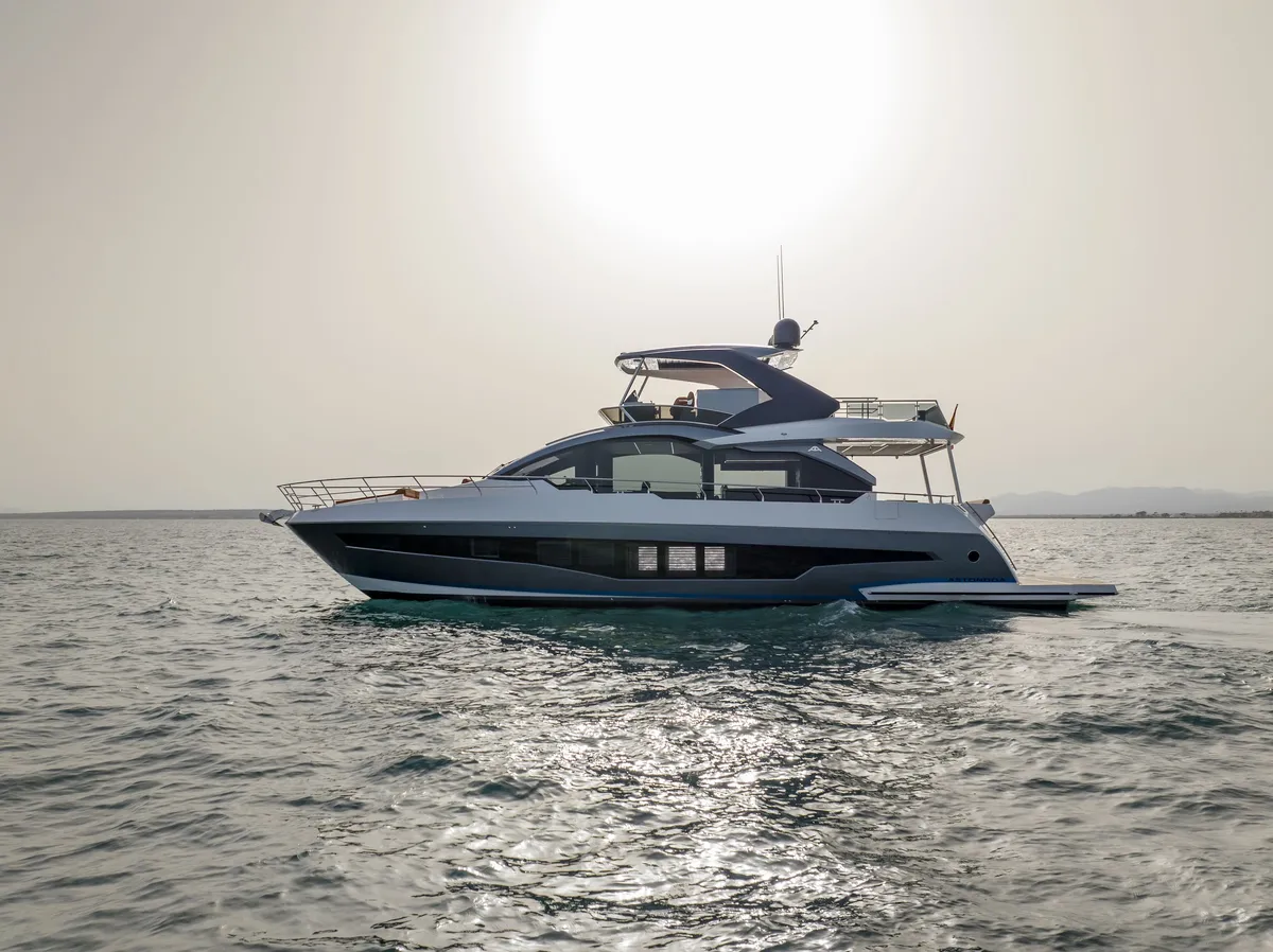 Astondoa 66 Flybridge: Jacht varend op zee