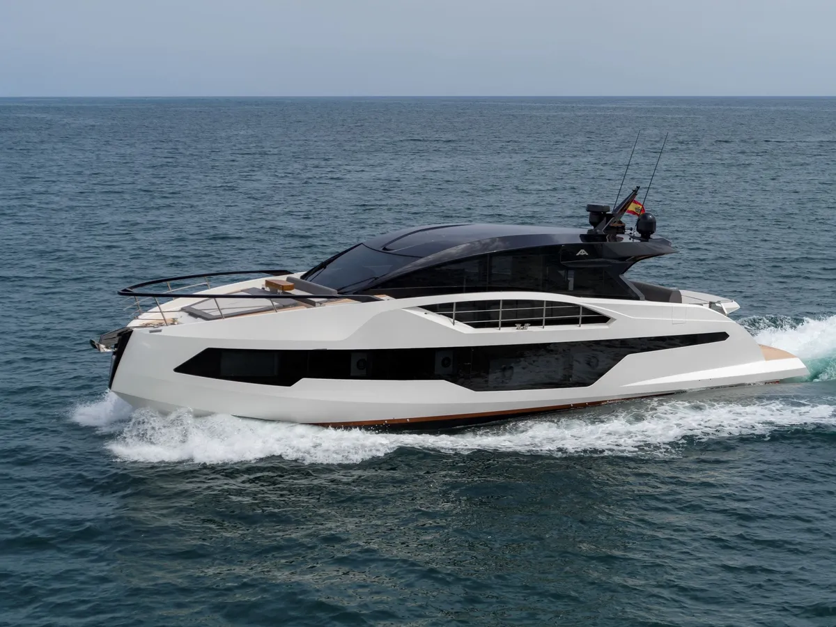 Astondoa 677 Coupe: Motorjacht varend van opzij