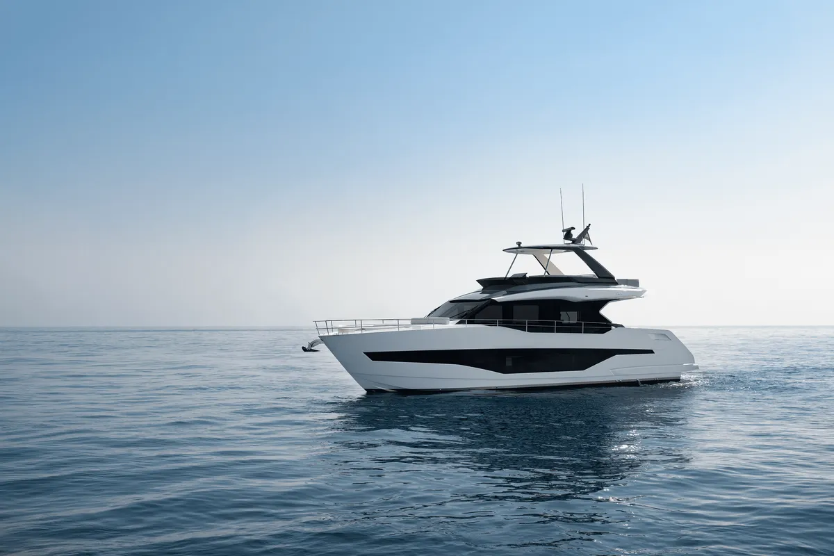 Astondoa As5: Witte motorboot varend op zee