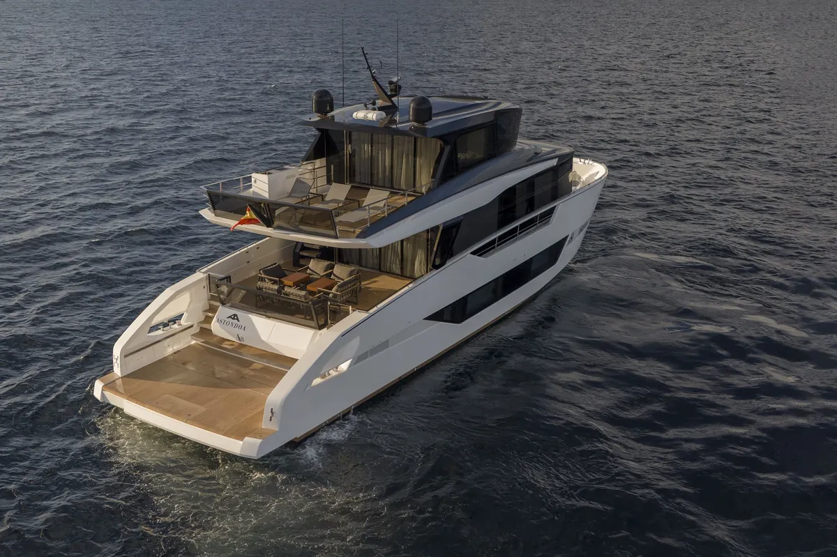 Astondoa Ax8: Luxe motorjacht varend op zee