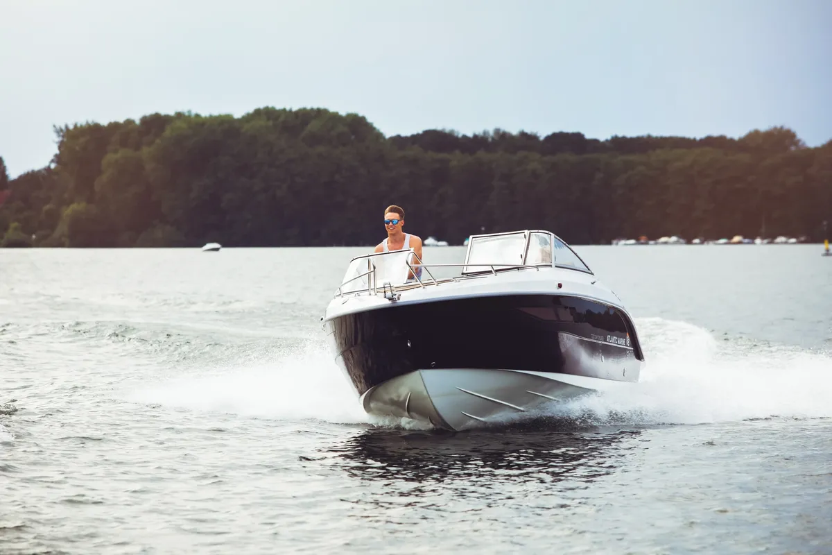 Atlantic Marine Day Cruiser 720: Boot varend op water