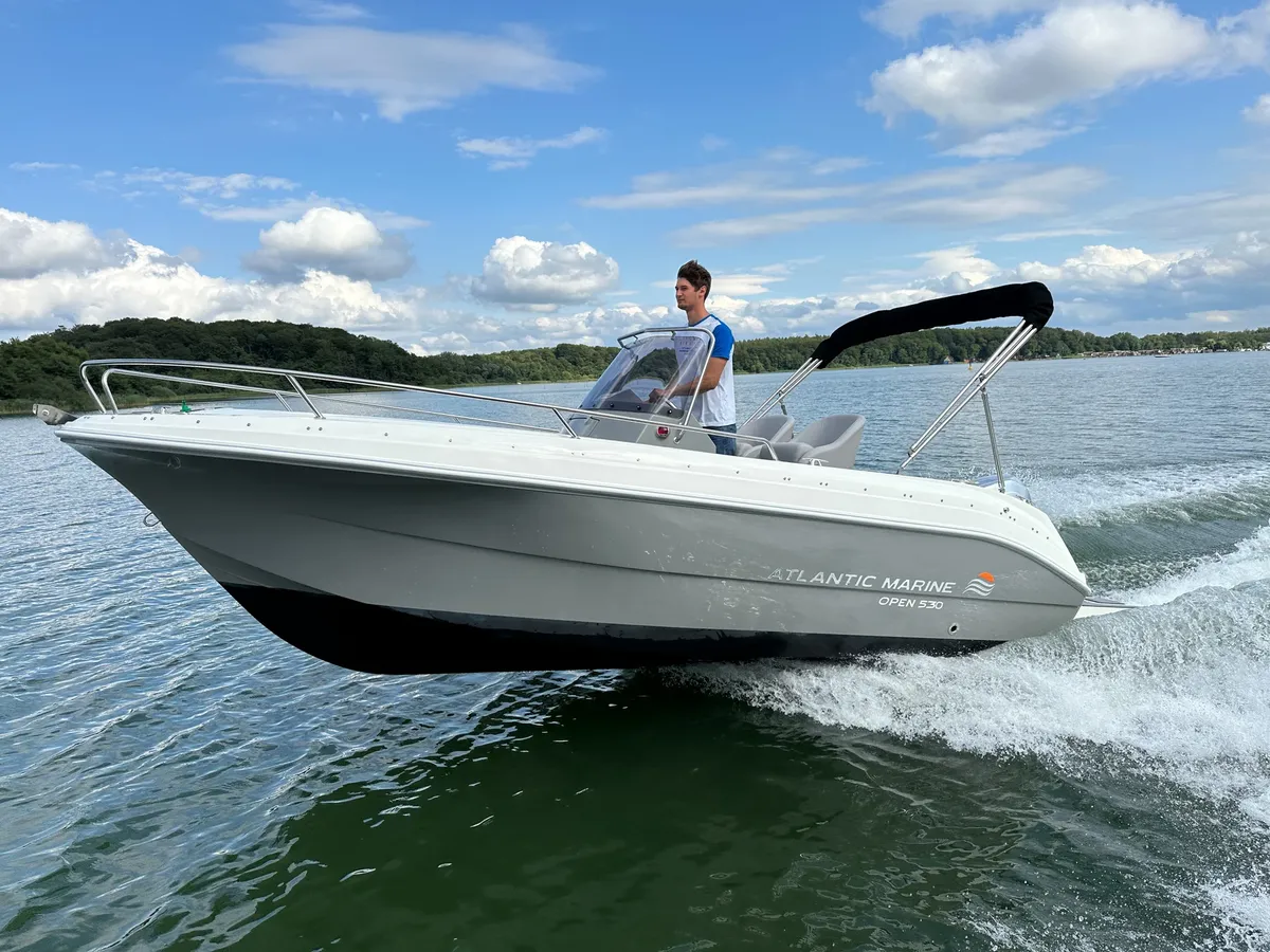 Atlantic Marine Open 530: Boot varend op meer