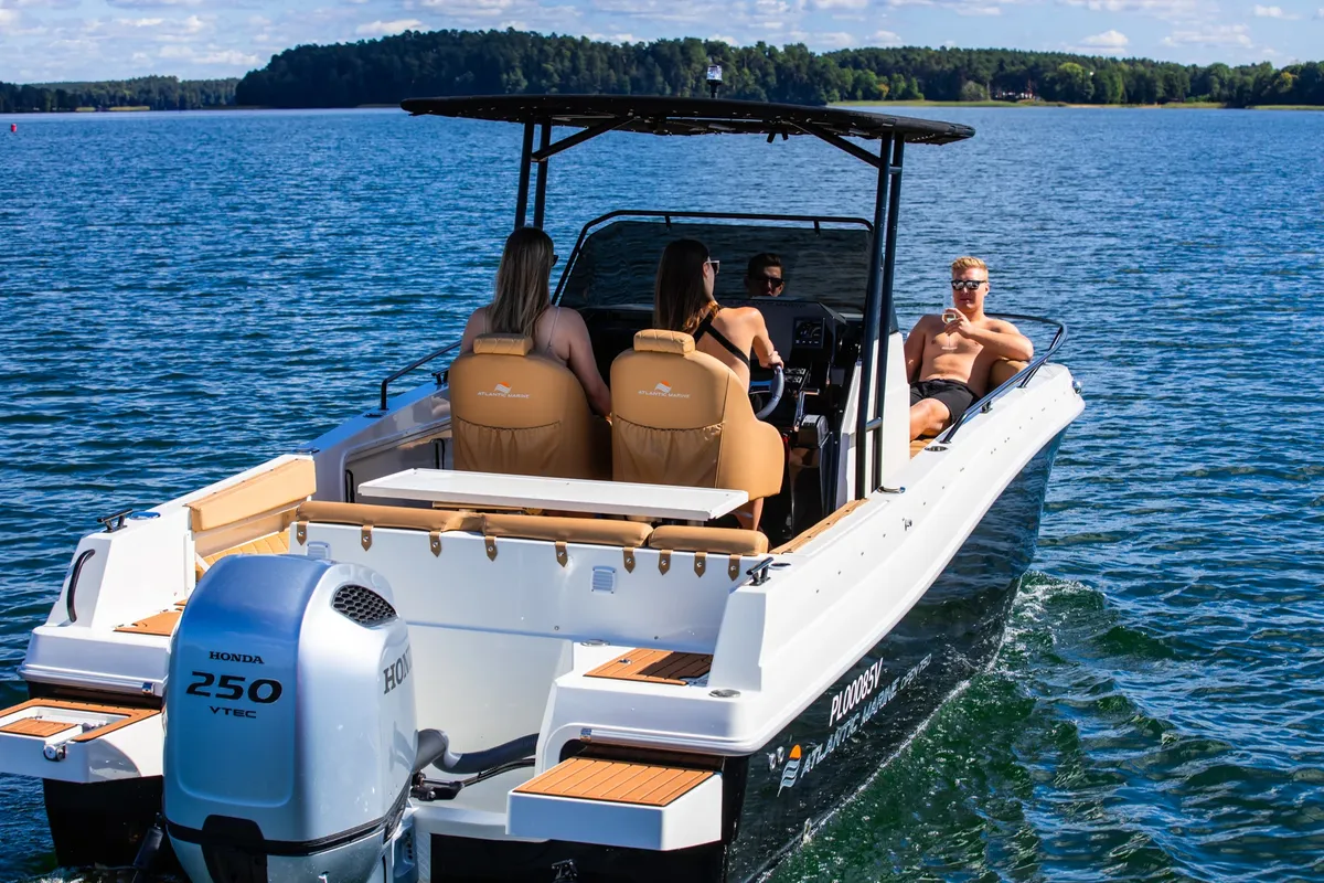 Atlantic Marine Open 750: Boot varend op meer