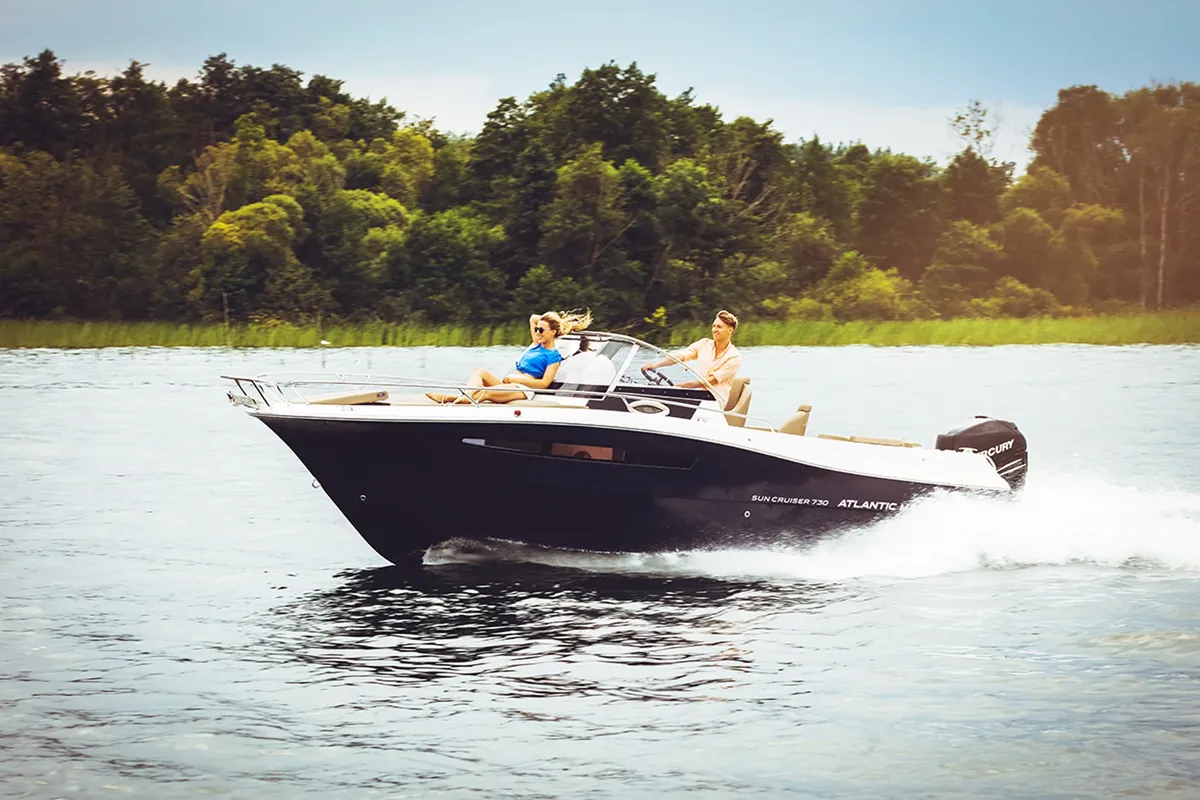 Atlantic Marine Sun Cruiser 730: Boot varend op water