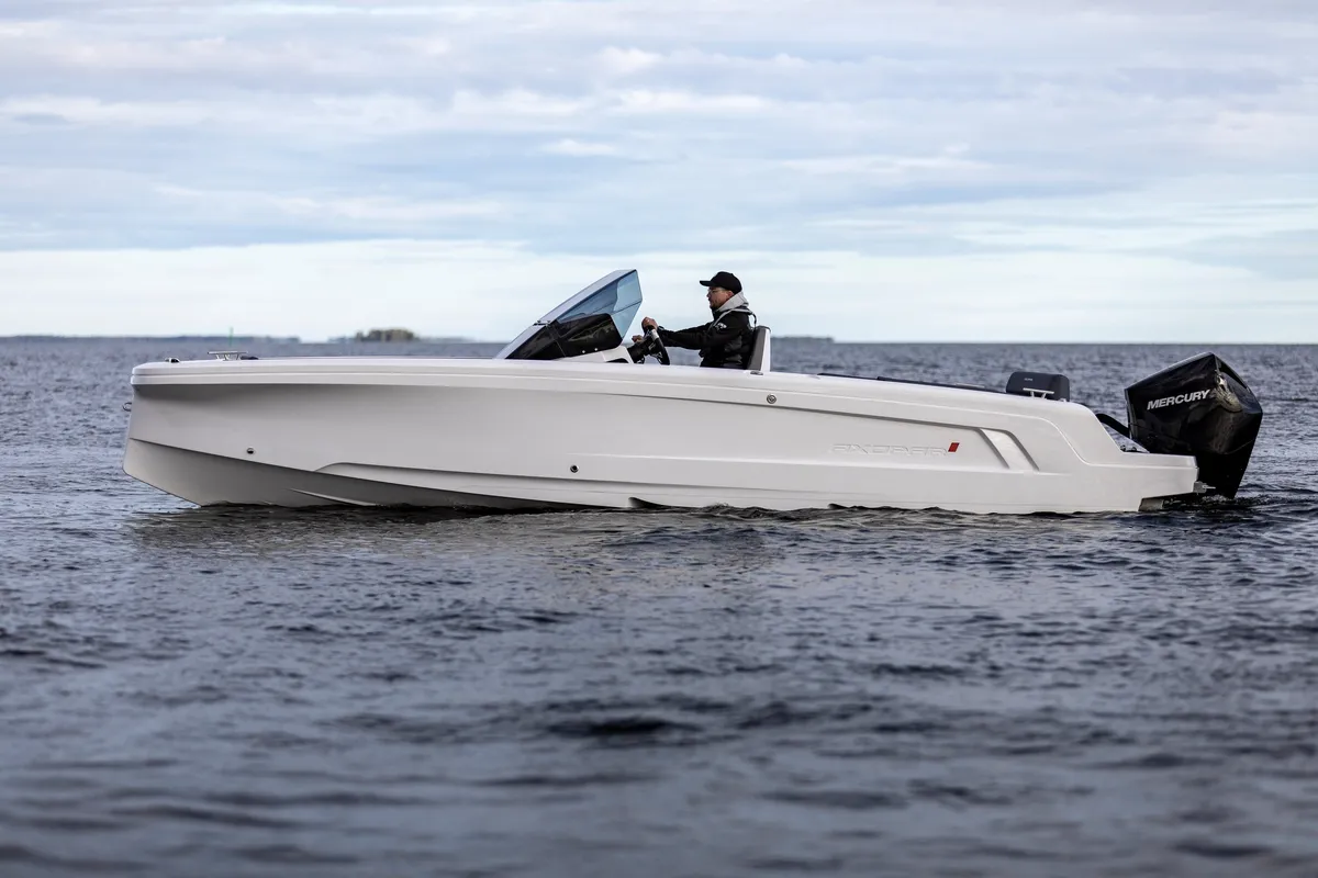 Axopar 22 Spyder: Witte boot vaart op zee