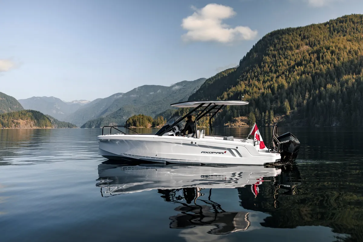 Axopar 22 T-Top: Witte boot varend op meer