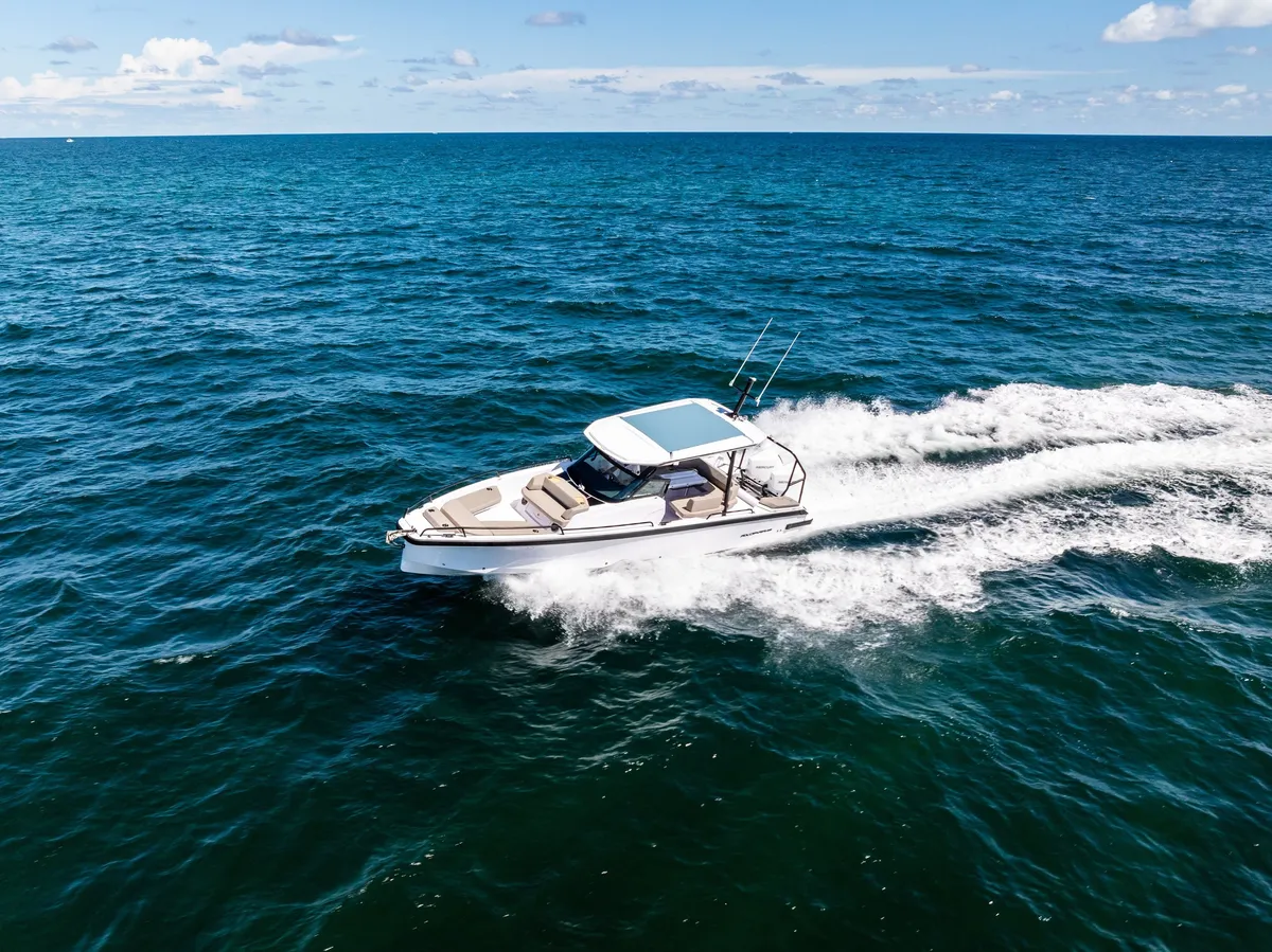 Axopar 29 Sun Top: Witte boot vaart op zee