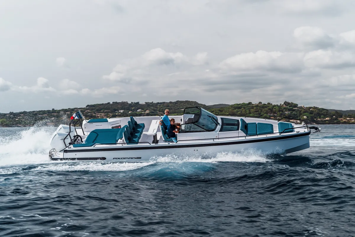 Axopar 37 Spyder: Boot varend op zee