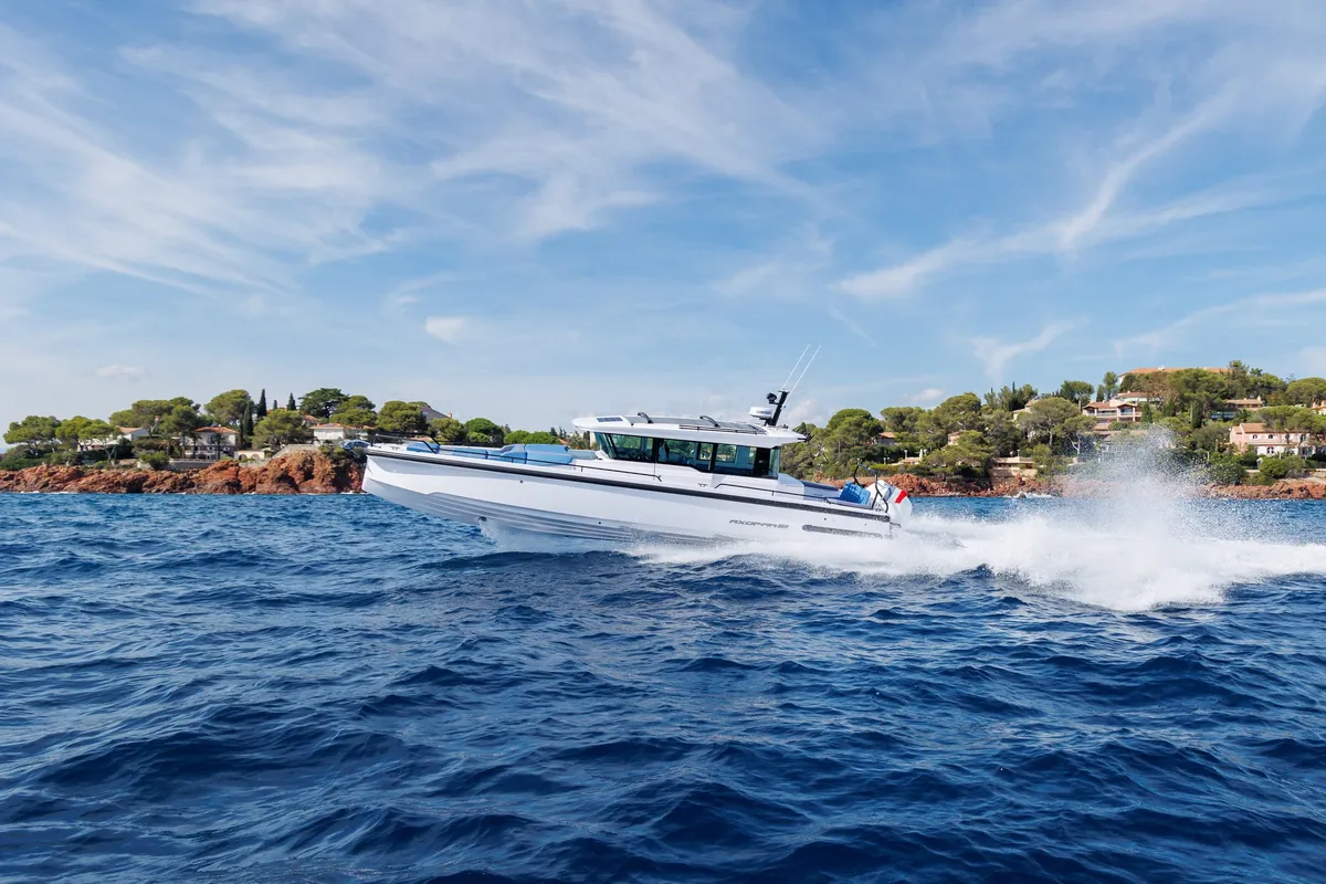 Axopar 37 XC Cross Cabin: Boot varend op zee