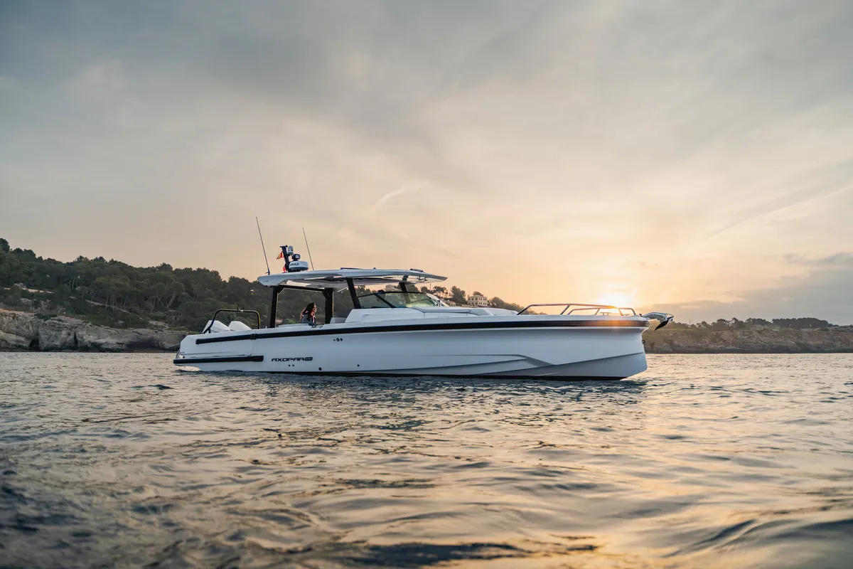 Axopar 38 Sun Top: Boot op zee bij zonsondergang