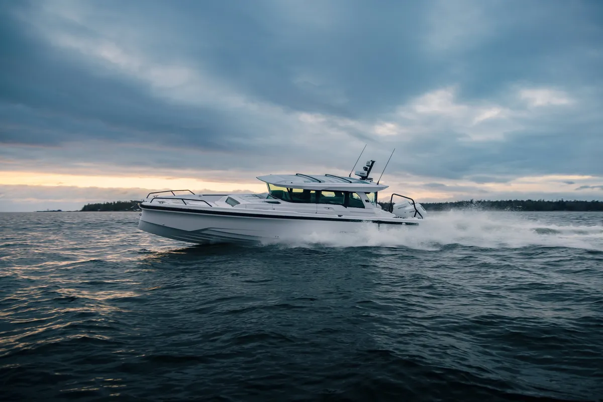Axopar 38 XC Cross Cabin: Boot varend op zee