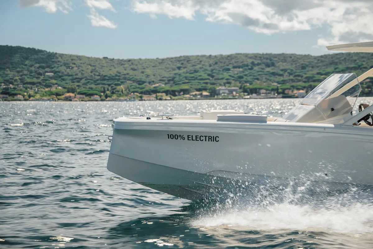 Axopar AX/E 22: Elektrische boot varend op zee
