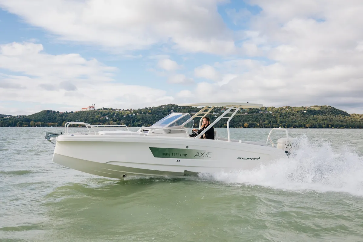 Axopar AX/E 25: Elektrische boot varend op water
