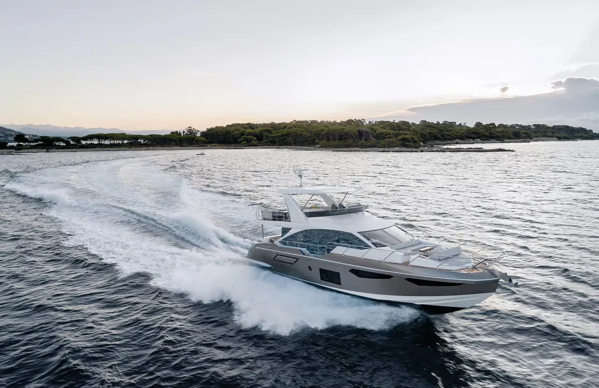 Azimut Fly 60: Boot varend