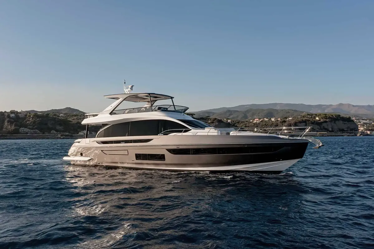 Azimut Fly 72: Flybridge jacht op zee van opzij