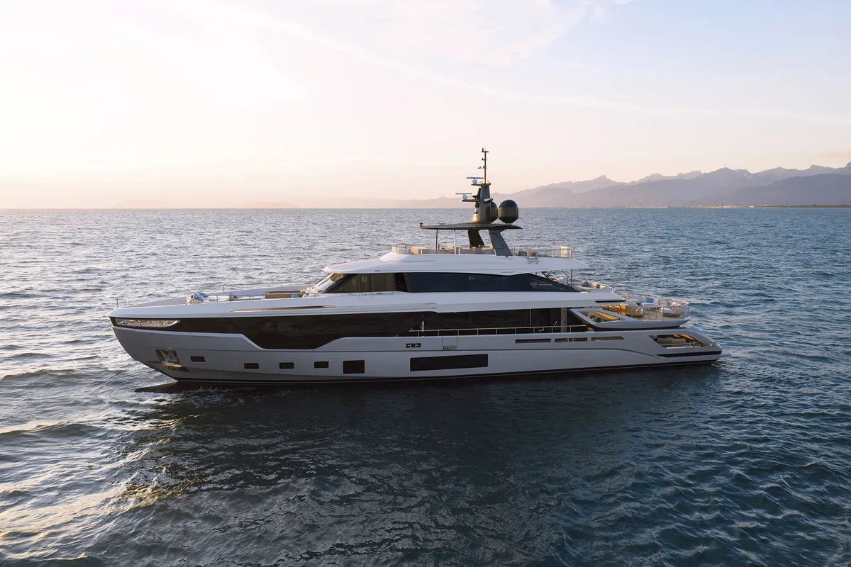 Azimut Grande Trideck: Boot van buiten
