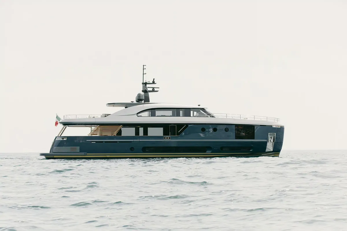 Azimut Magellano 30M: Boot van buiten