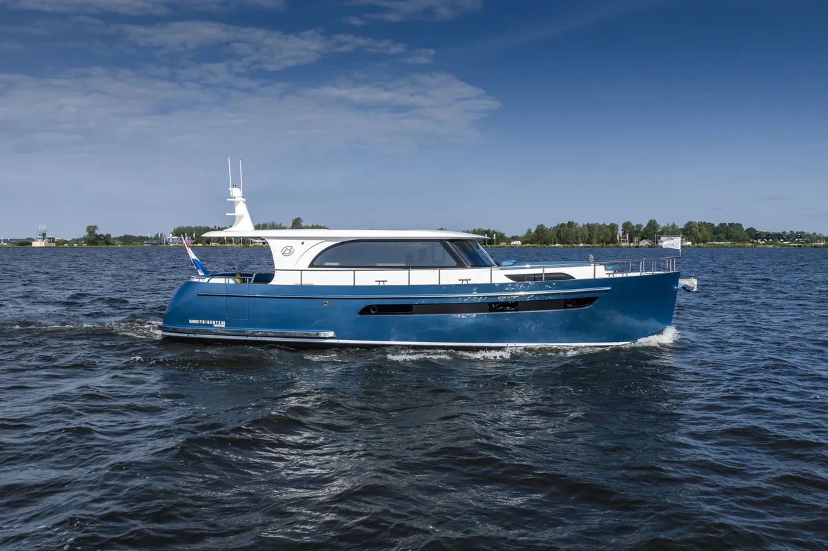 Babro Yachting Tridente 44 OC: Blauwe boot varend op water