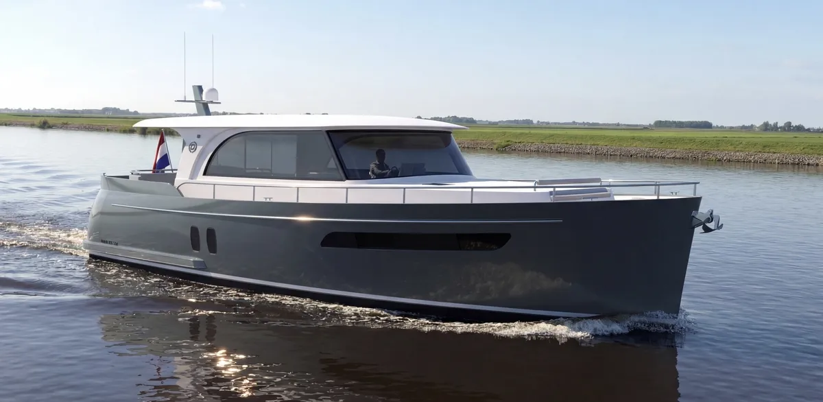 Babro Yachting Tridente 50 CS Centersleeper: Motorboot varend op rivier