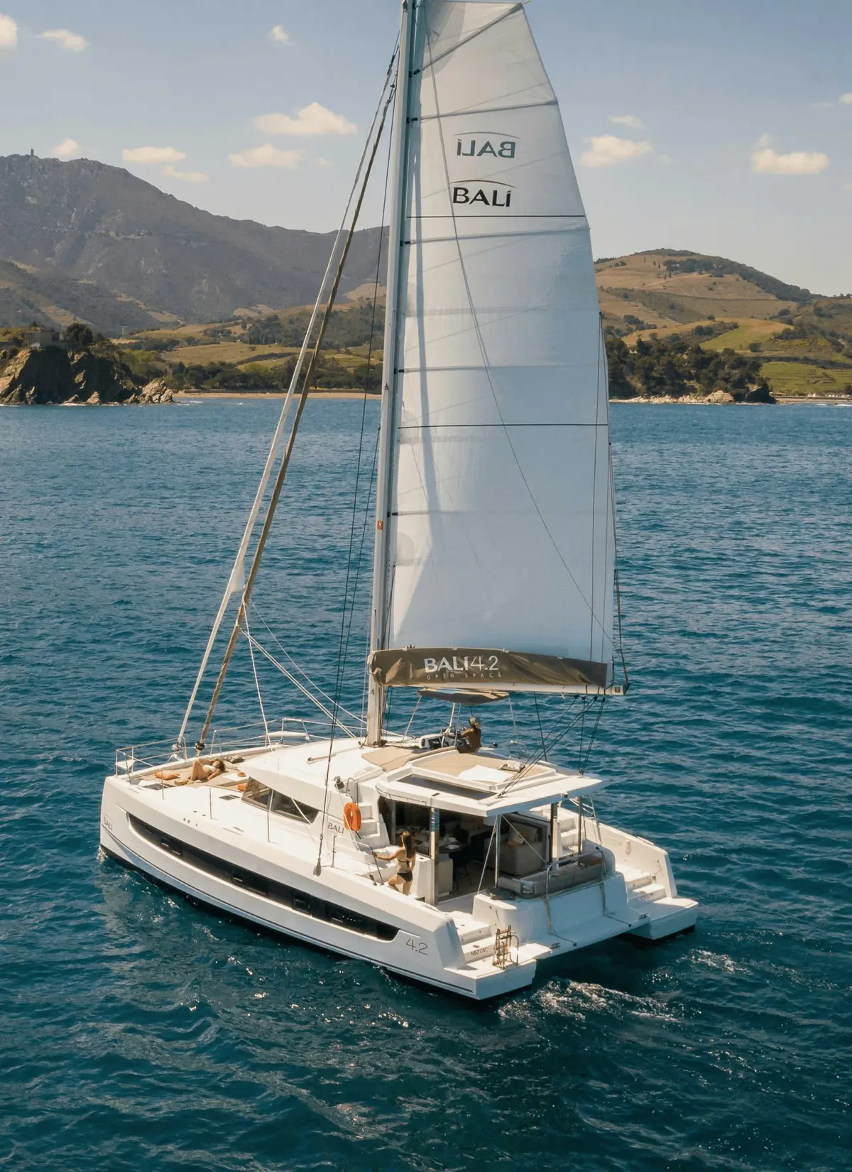 Bali Catamarans 4.2: Catamaran zeilend op zee