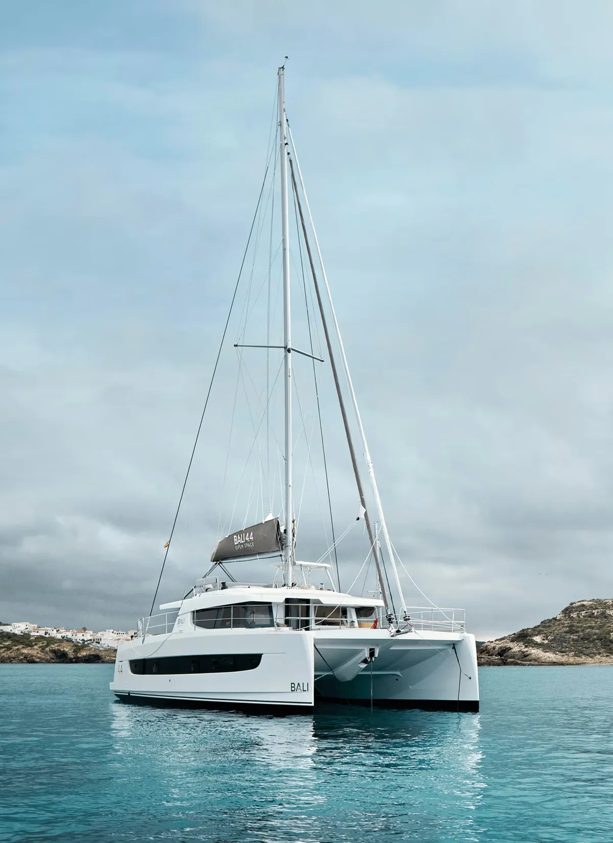 Bali Catamarans 4.4: Catamaran voor anker bij kust