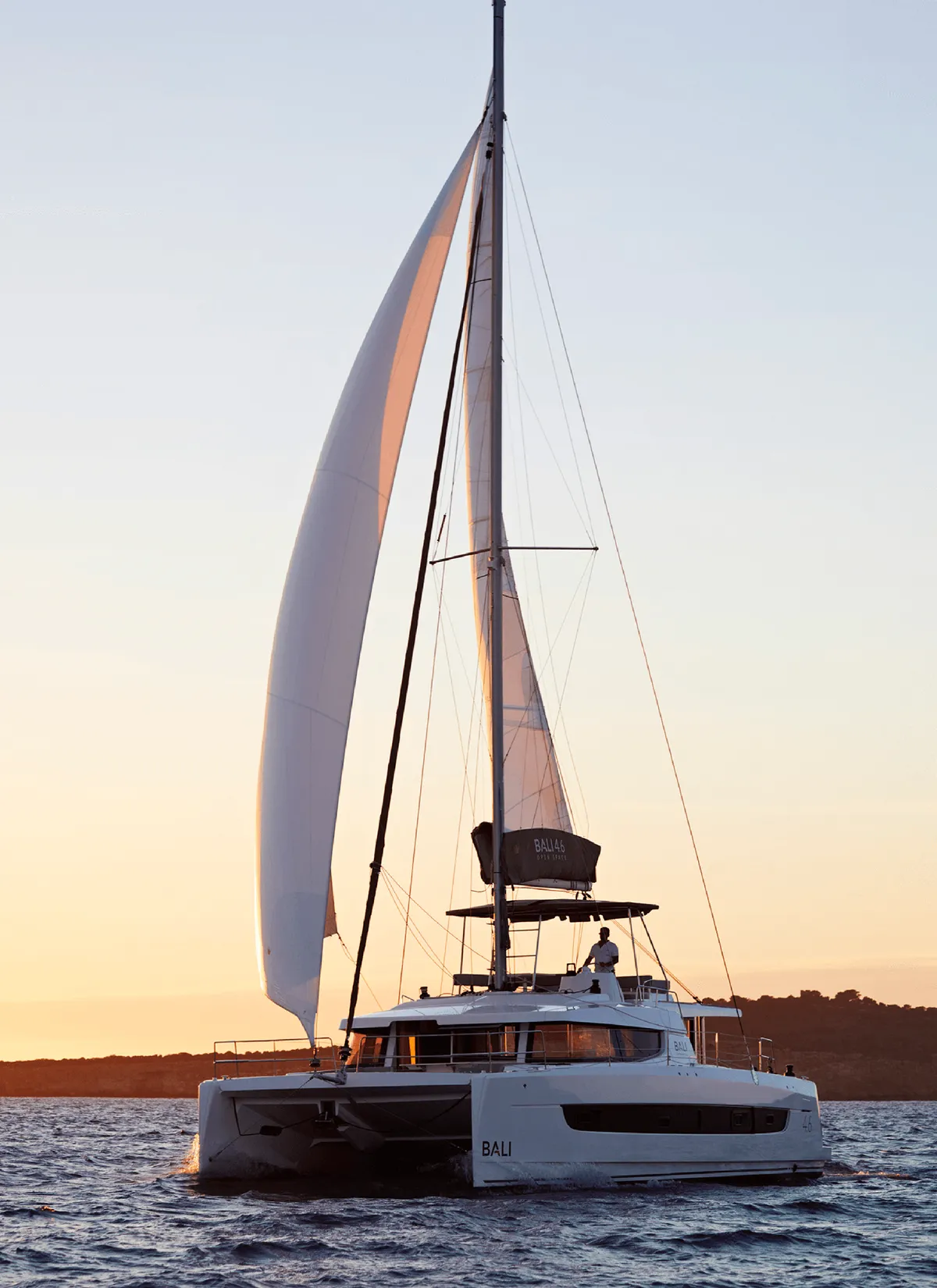 Bali Catamarans 4.6: Catamaran zeilend bij zonsondergang