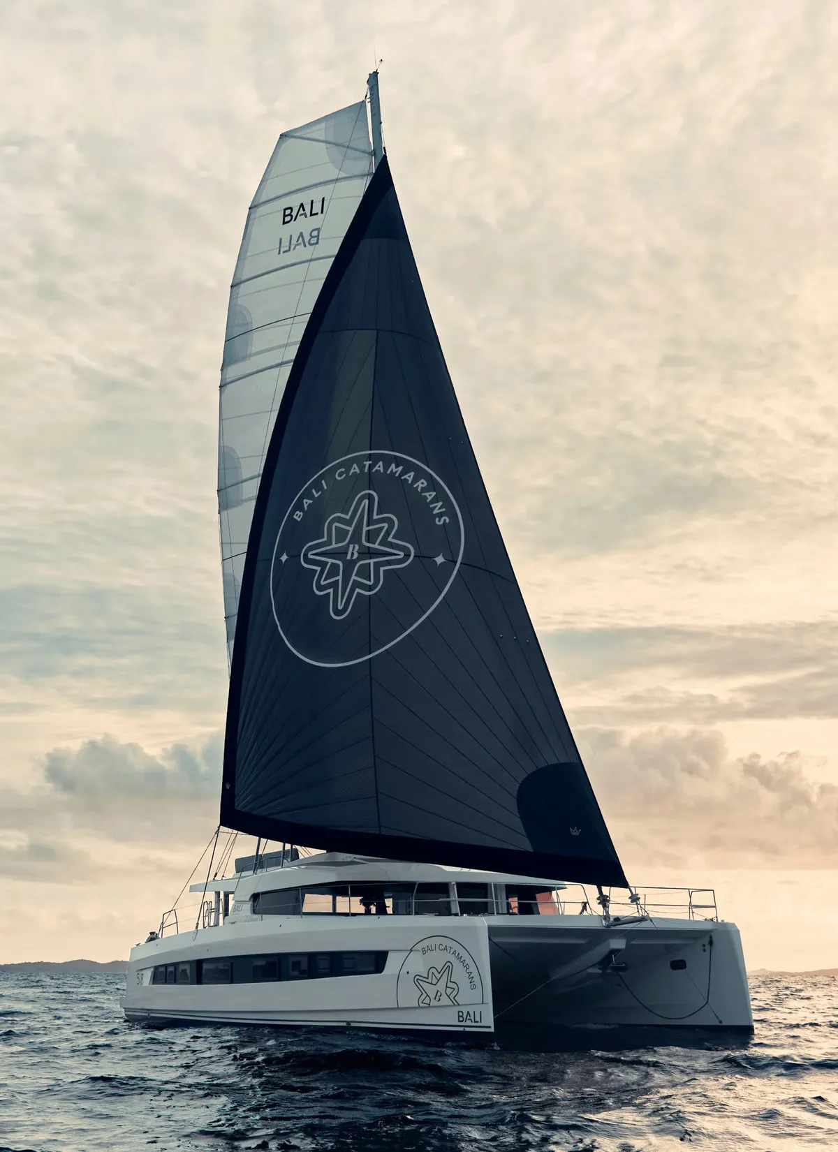 Bali Catamarans 5.8: Catamaran met zeil op zee
